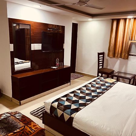Hotel Vista Premium Tark A Family Hotel Near Igi Airport Delhi ニューデリー エクステリア 写真