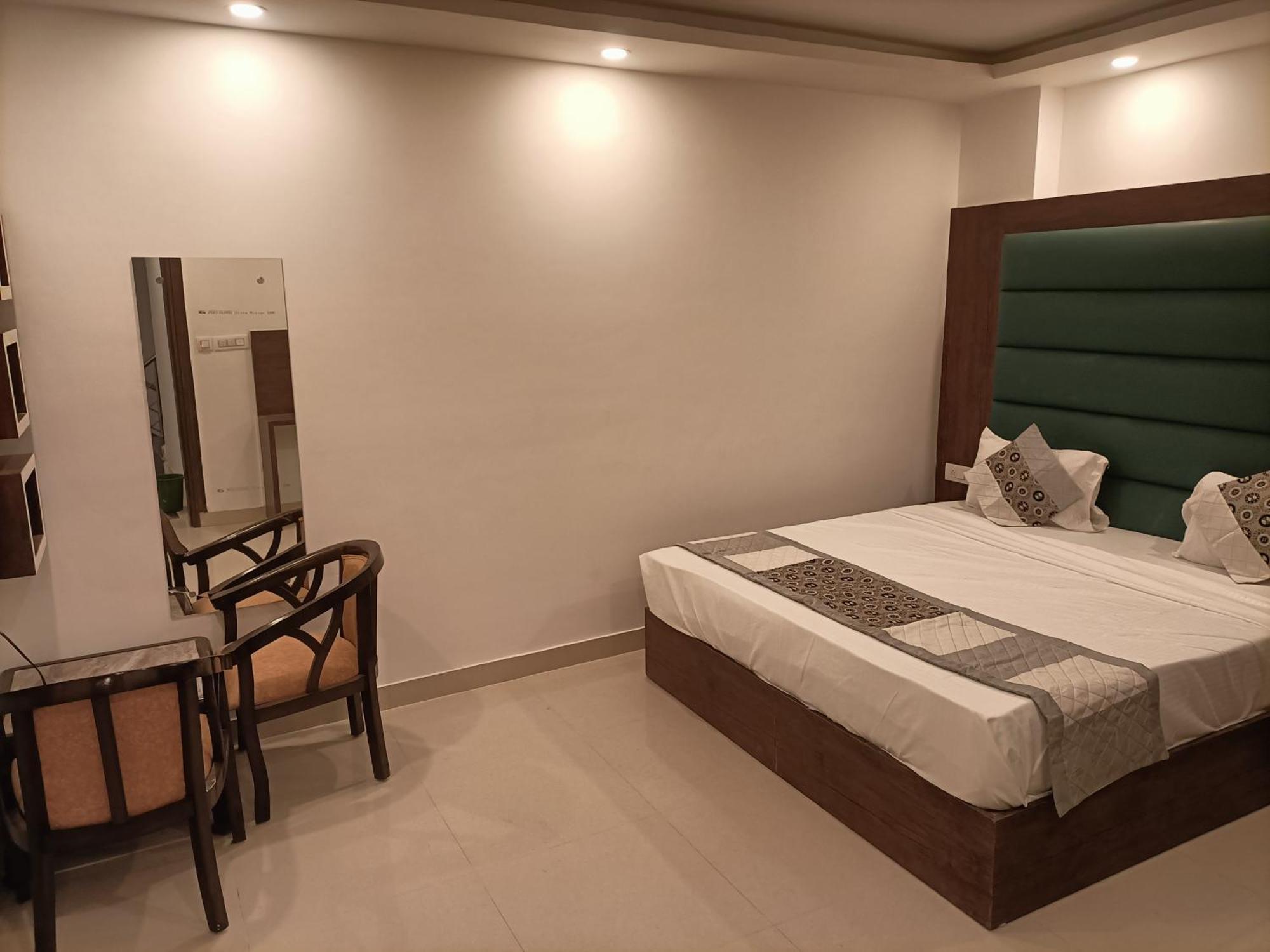 Hotel Vista Premium Tark A Family Hotel Near Igi Airport Delhi ニューデリー エクステリア 写真