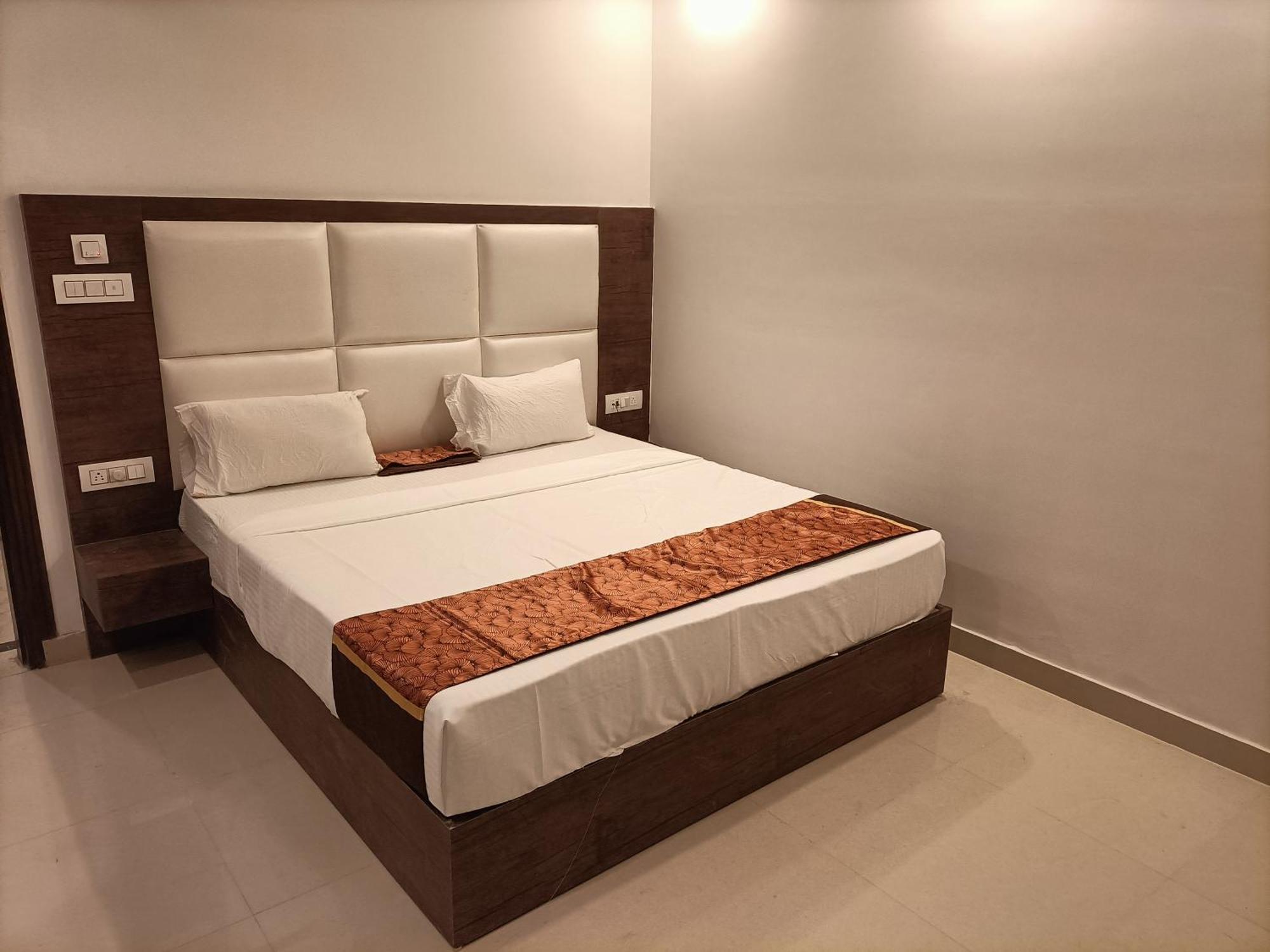 Hotel Vista Premium Tark A Family Hotel Near Igi Airport Delhi ニューデリー エクステリア 写真